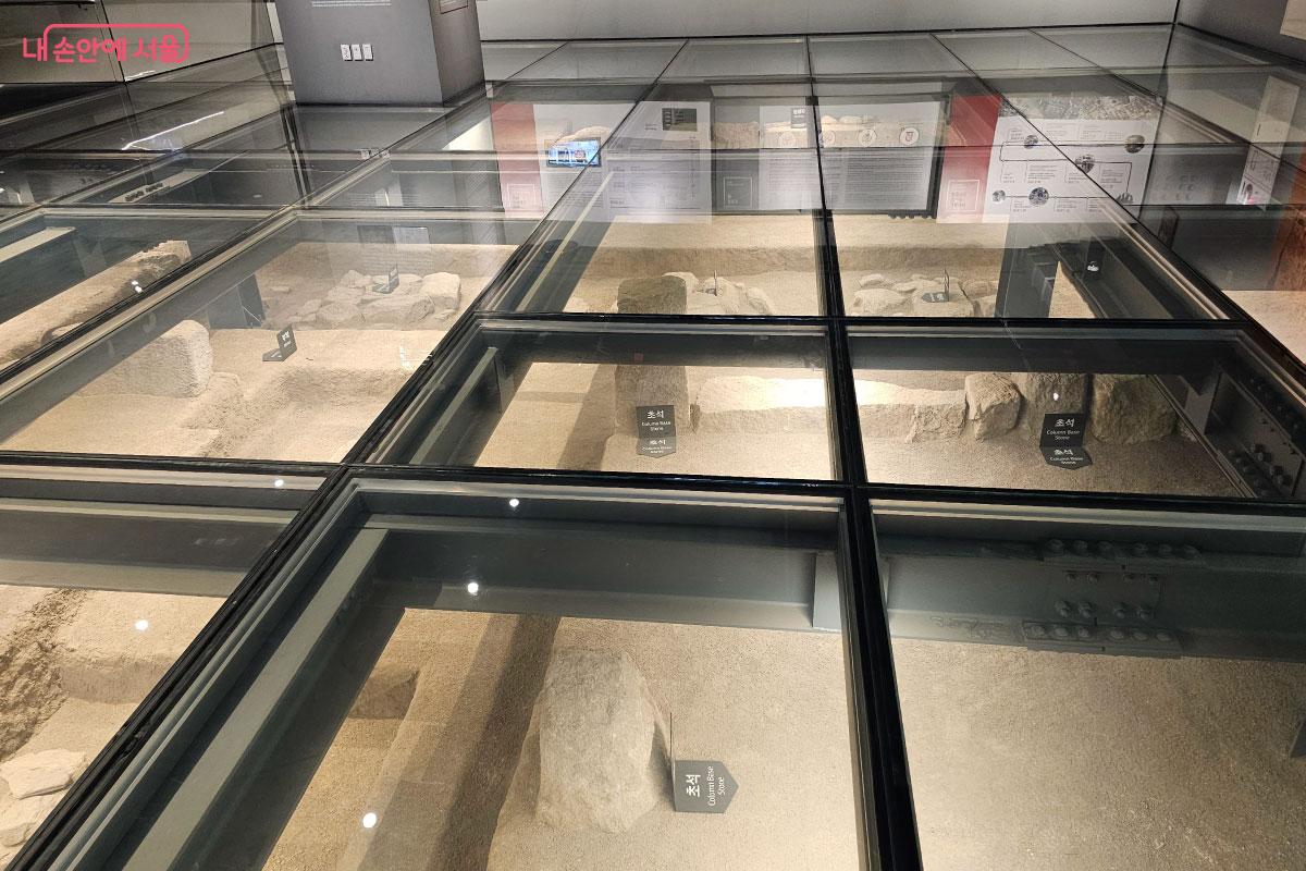 유적지를 볼 수 있도록 투명 유리로 바닥을 조성했다. &copy;홍혜수