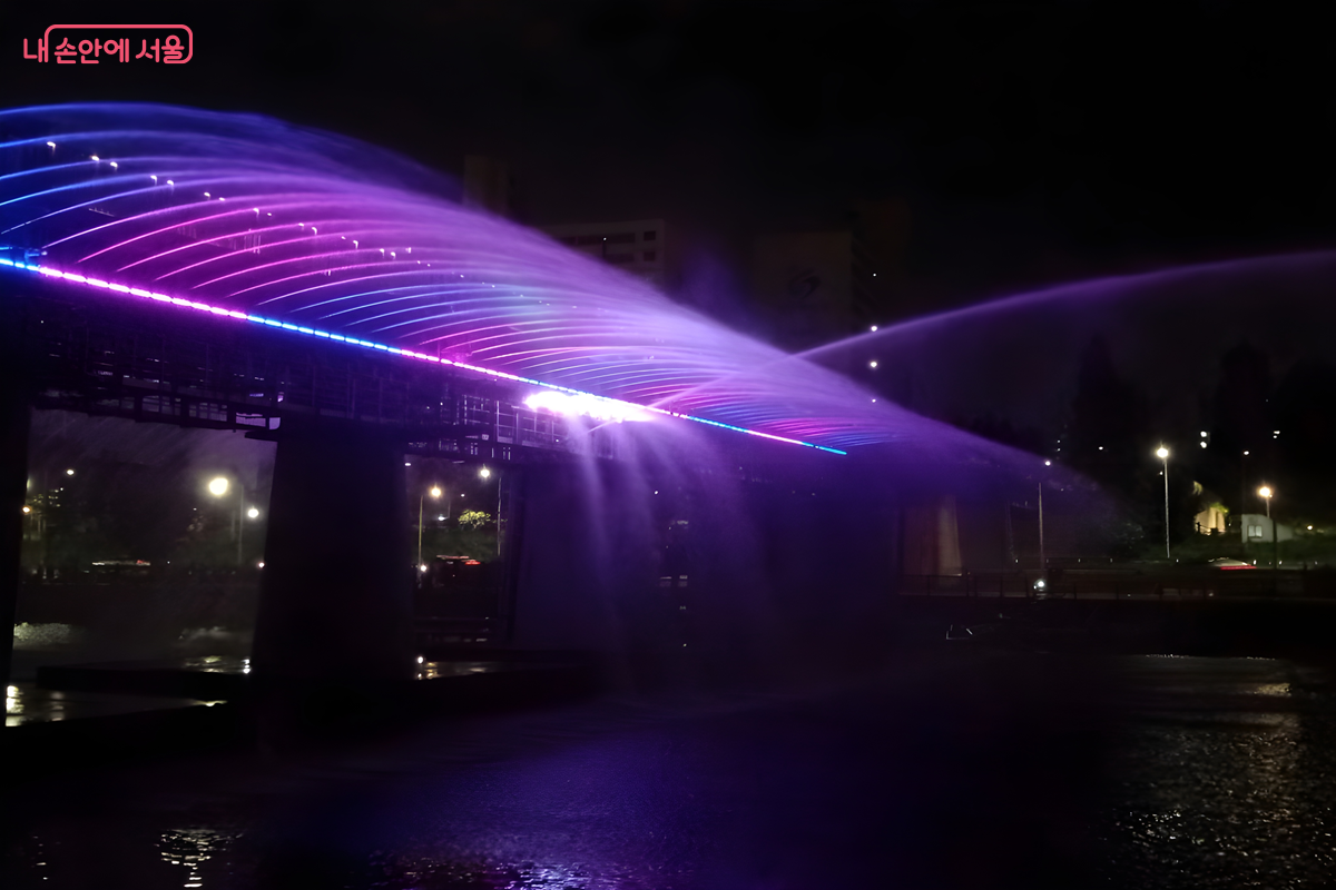 ‘경춘철교 음악분수’의 회차당 약 20분간 이어지며, 운영시간은 시기에 따라 다르다. ©김영주 