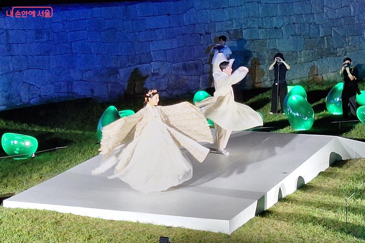 미디어아트가 어우러진 무대 위에서 빛을 따라 유영하는 한복의 자태가 아름답다. ©이혜숙