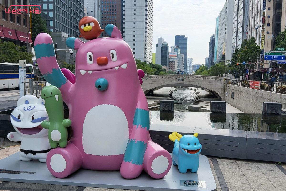 서울시 캐릭터 해치와 친구들 뒤로 청계천 정경이 보인다. ©이상돈