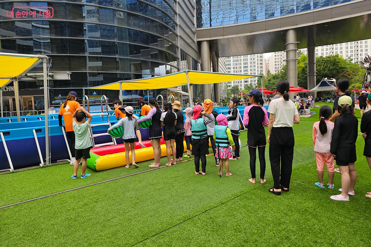 '하하호호 물놀이장'은 45분 이용 후 15분 휴식을 취한 후 물놀이장을 이용할 수 있다. ©이혜숙