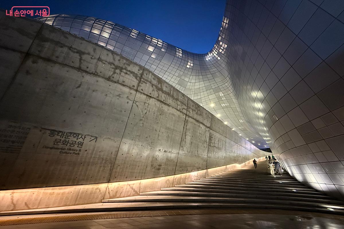 아름다운 외관으로 인해 패션쇼나 연예인들의 레드카펫 장소로 등장하는 동굴 계단 ©김미정