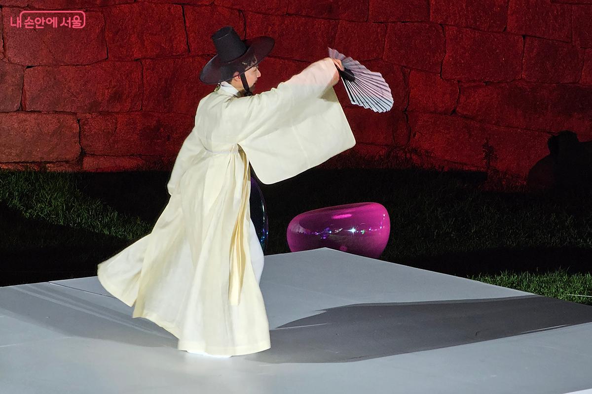 과거의 한복이 미래의 판소리 장단에 실려 빛과 만나는 장면은 신비감을 더했다. ©이혜숙  