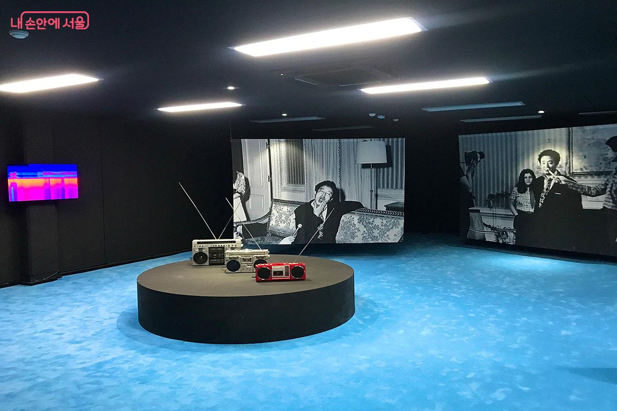 낙원상가 412호에서 전시 중인 온다아키의 작품 '백남준의 영혼이 내게 말했다' ©이정민