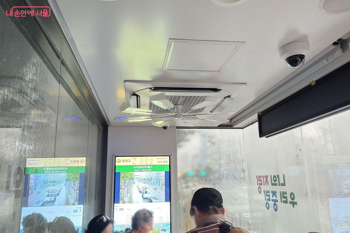  스마트 쉼터에 에어컨이 시원하게 가동 중이다. &copy;홍혜수   