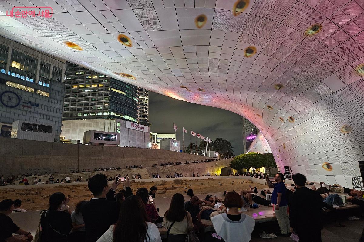 마치 관찰 혹은 감시하는 듯한 로랑 그라소의 &lsquo;Panoptes&rsquo; &copy;김진호