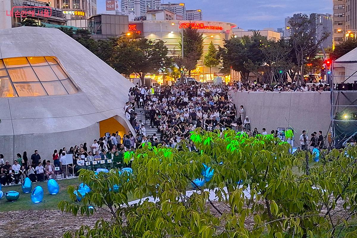 '서울라이트 DDP'는 각종 국제 디자인 어워드에서 작품성과 우수성을 인정받은 대표적 미디어아트 축제답게 시민과 관광객 등 많은 관람객들이 참여했다.