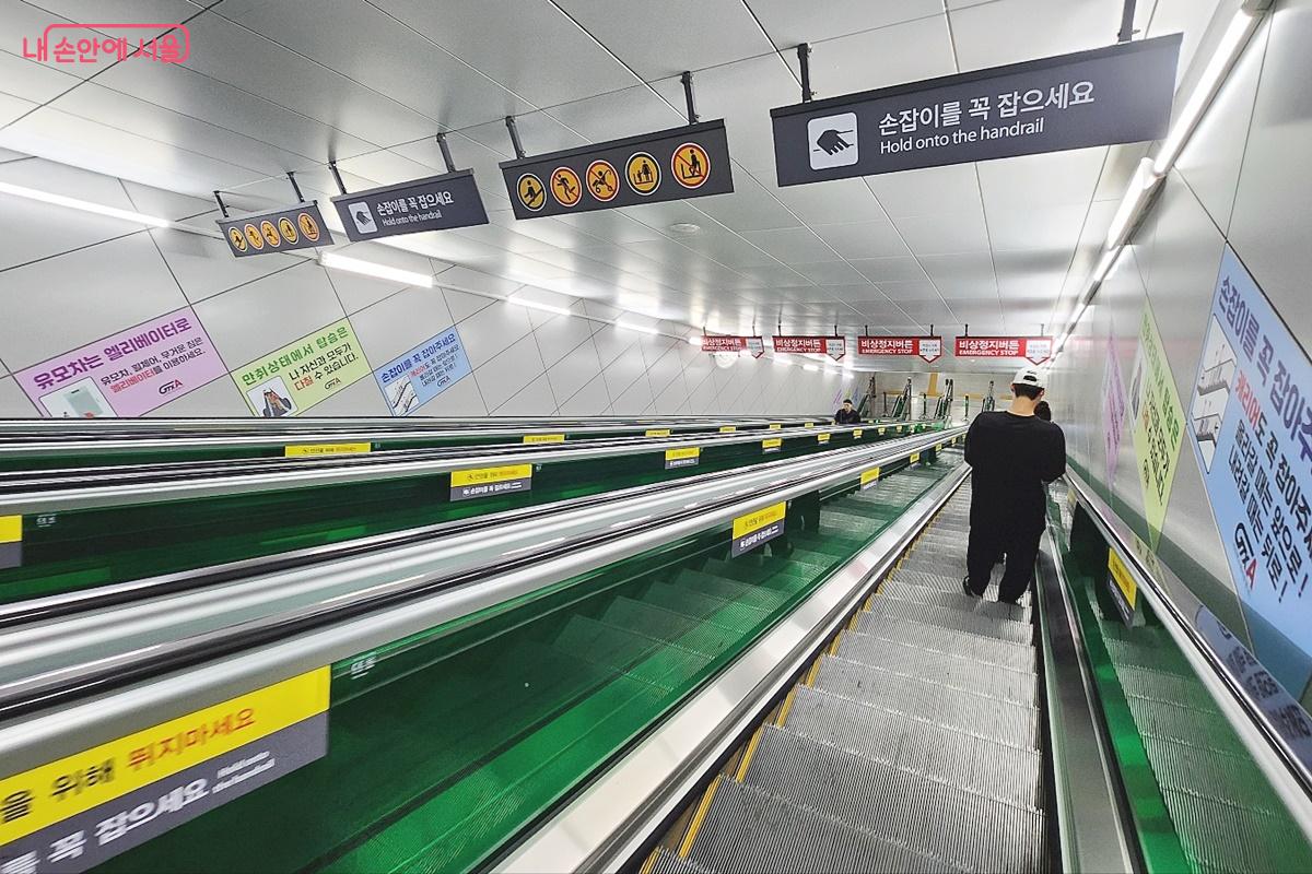 GTX를 타기 위해 깊숙하게 아래로 향하는 길 ©박은영