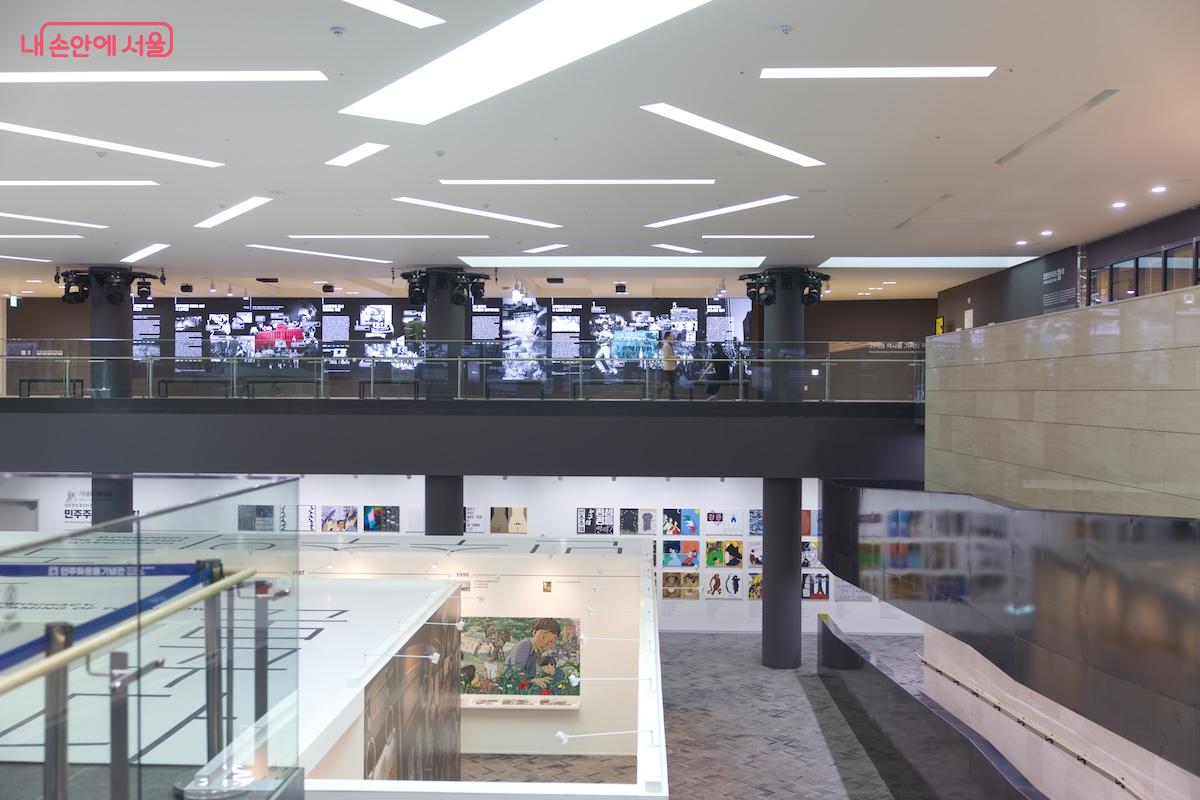 개관 특별전 <민주주의, 내일을 꿈꾸다>가 열리고 있는 지하 2층 전경 &copy;임중빈