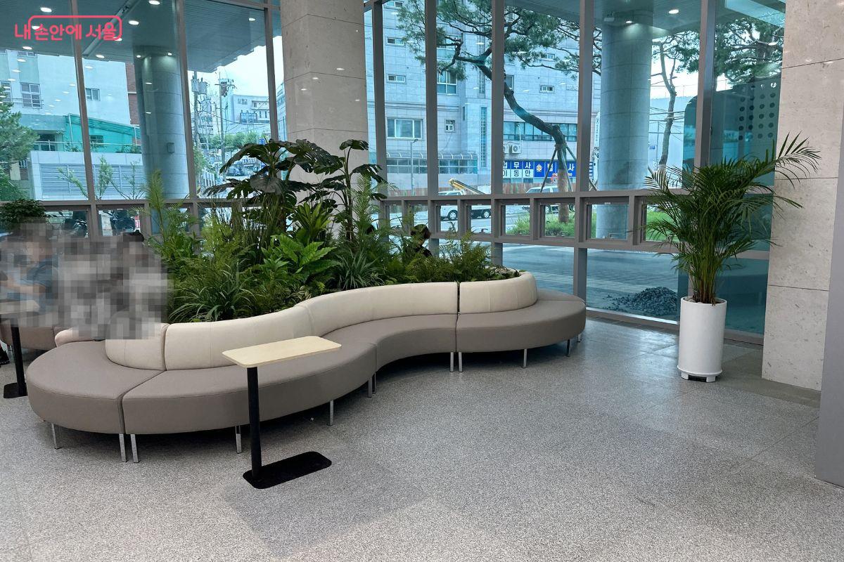 1층에는 커뮤니티 카페가 마련되어 주민들이 쉬어갈 수 있다. ©김재형