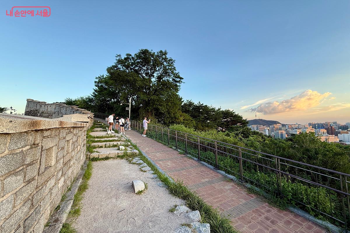 낙산공원 정상에서 서울 도심 한복판의 모습을 바라보는 외국인 관광객들 ©김미정