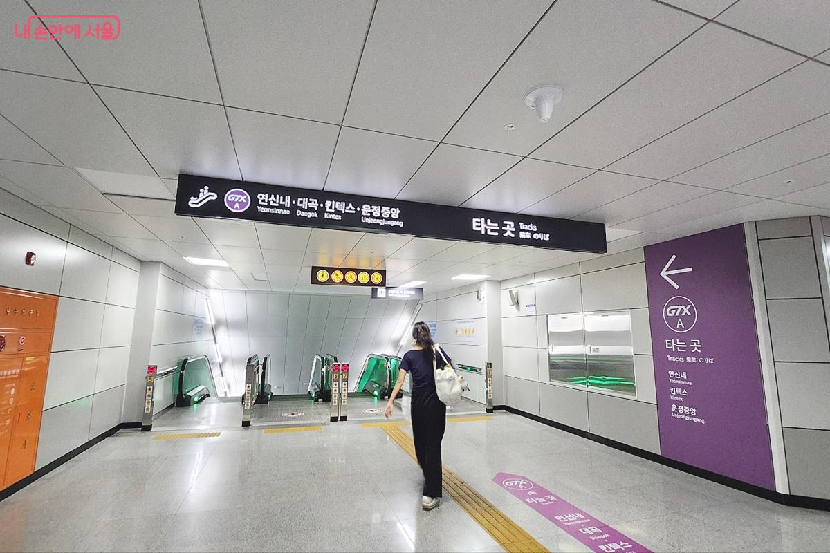 다시 보이는 에스컬레이터 ©박은영