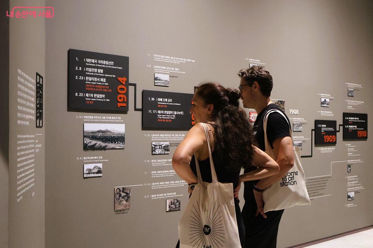 미국에서 온 관광객들이 전시장을 방문했다. ©이봉덕