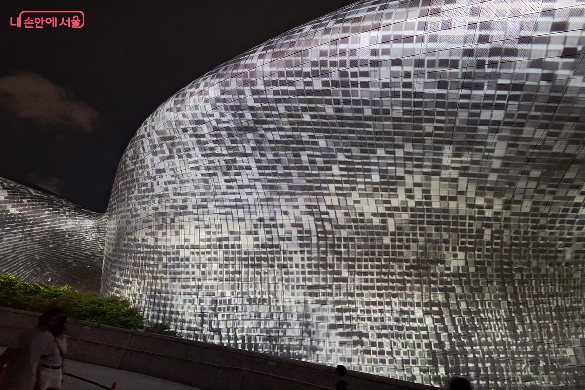 관람객은 AI와 예술의 협업이 창조하는 새로운 형태의 몰입적 경험을 체험하게 된다. ©백승훈