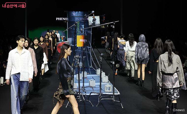 DDP는 디자인 중심의 전시와 행사는 물론 MICE, 문화콘텐츠 등 창조산업을 아우르는 서울의 유일한 복합문화공간이다. 2025 F/W 서울패션위크