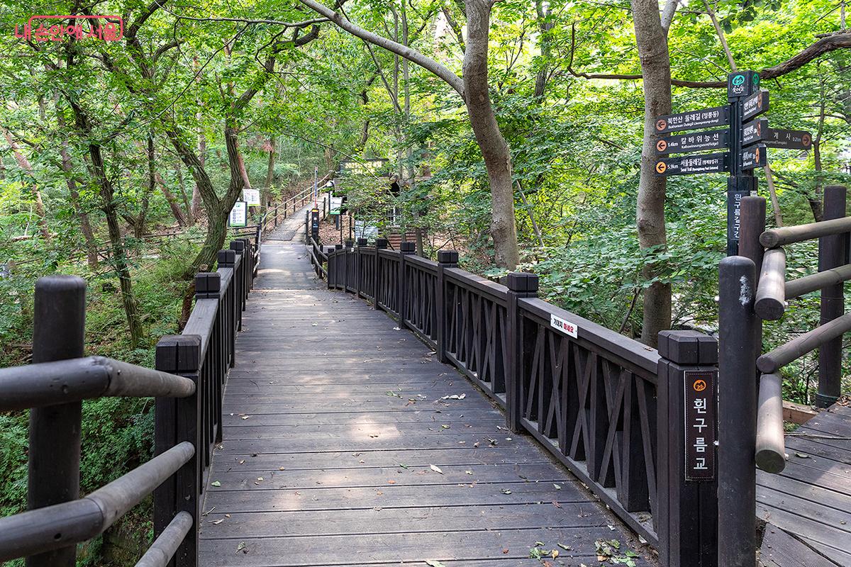 화계사 일주문으로 들어와 흰구름교를 지나면 북한산 둘레길, 서울둘레길과 연결된다. ©문청야