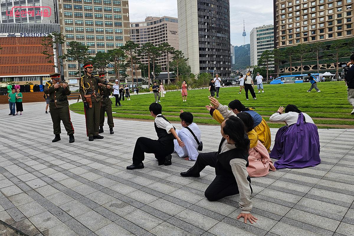 독립열사, 일본 순사, 시민들로 팀을 이뤄 연기를 펼치는 마임이스트와 배우들의 퍼포먼스는 시민들의 참여를 이끌었다. ©정향선