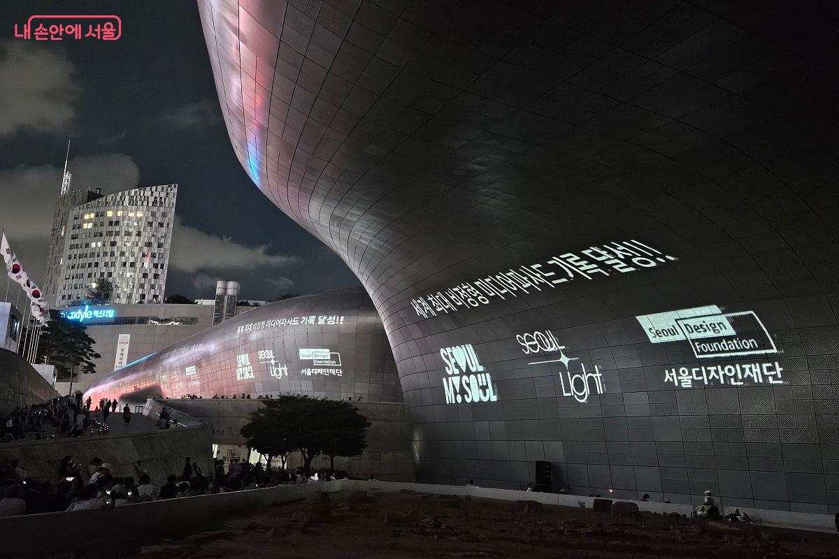 엔딩 크레딧을 통해 많은 이들의 염원과 노력으로 준비된 전시였음을 알 수 있다. &copy;김진호