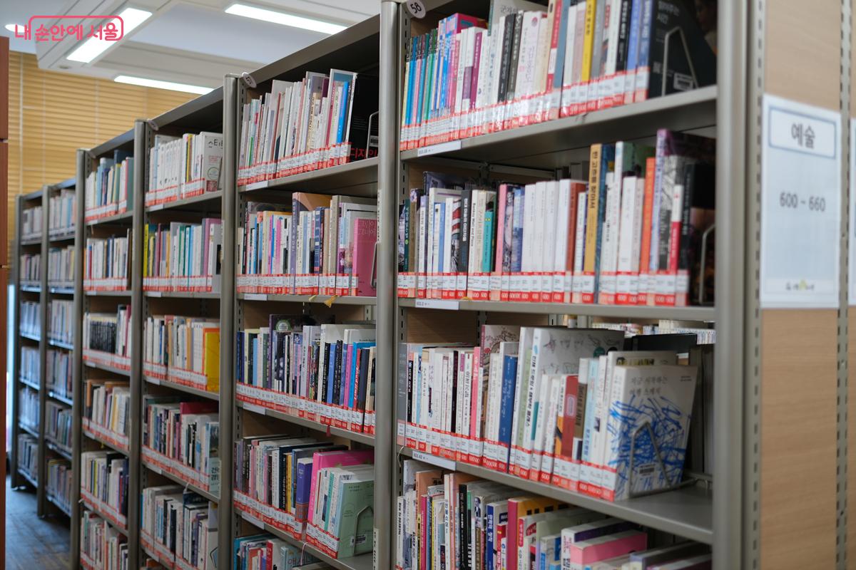 음악 전문 도서 외에 다른 도서관들과 같이 일반 서적들도 비치되어 있다. ©박우영