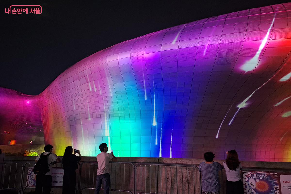 로랑 그라소의 ‘Solar Wind’가 미디어파사드의 시작을 알린다. ©백승훈