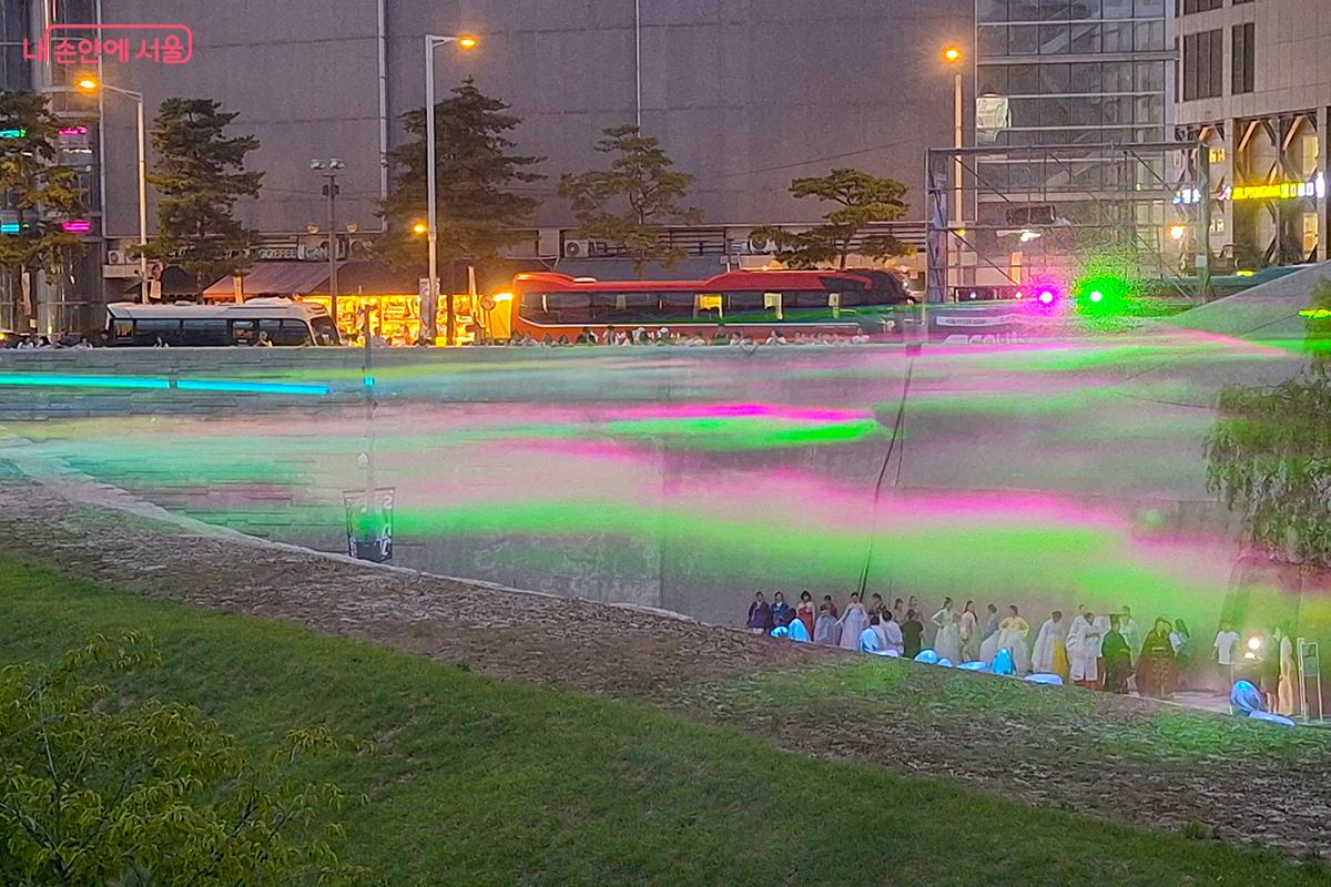 ‘Waterway of DDP’ 프로젝트로 조성된 바닥분수와 안개분사 캐스케이딩 덕분에 관람객들은 오감으로 빛의 예술을 만끽할 수 있었다.