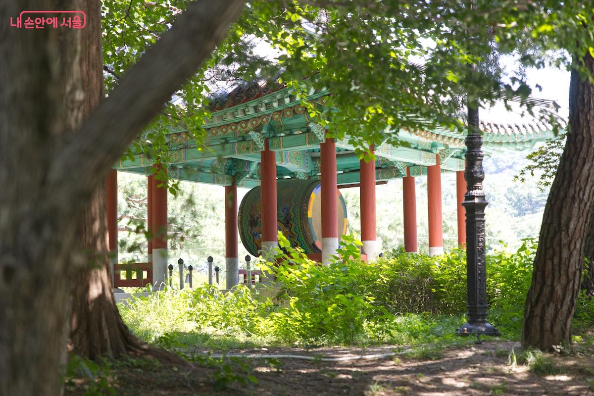 최근 부설 주차장이 생기면서 청와대 사랑채로의 접근성이 개선되었다. &copy;임중빈