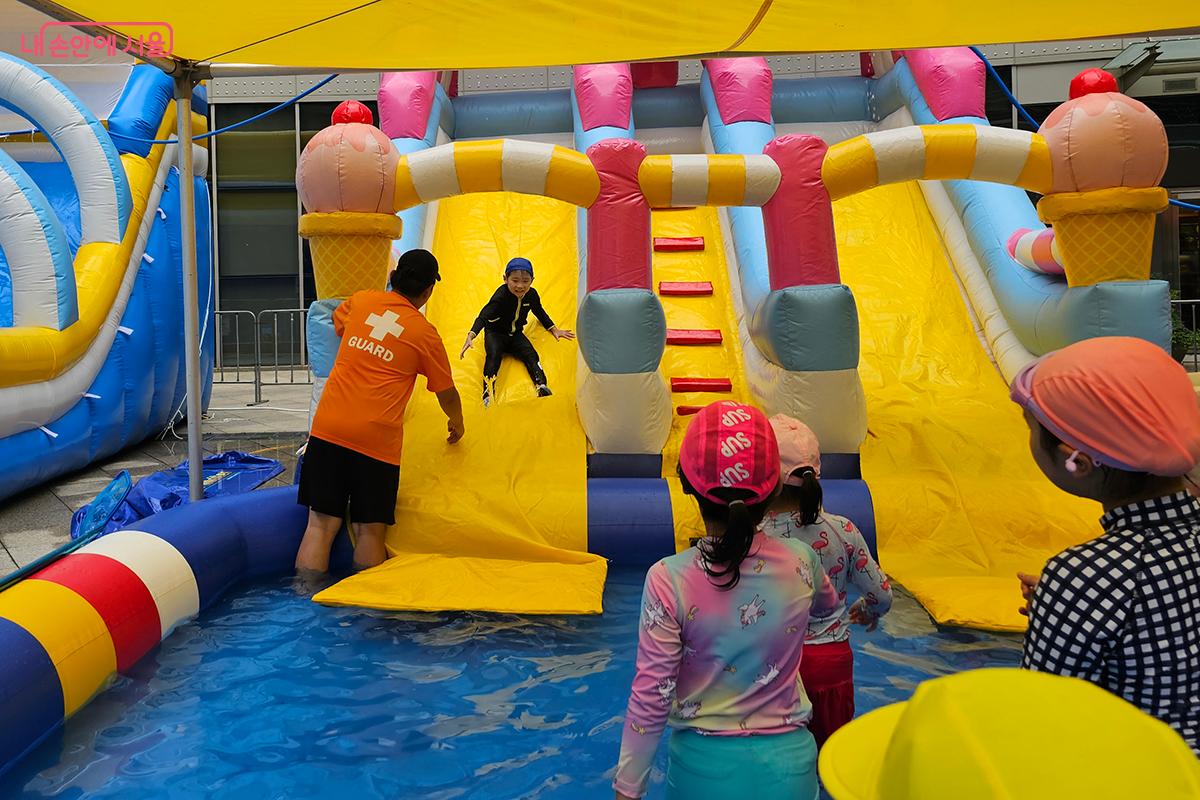 안전요원들이 적재적소에 배치되어 안전 사고 예방을 위해 신경쓰는 모습이 인상 깊다. ©이혜숙