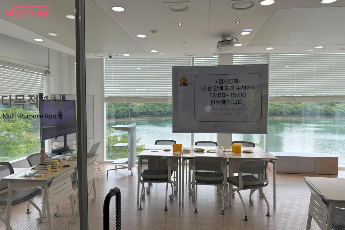 전시 연계 프로그램을 준비하는 모습 &copy;이하늘