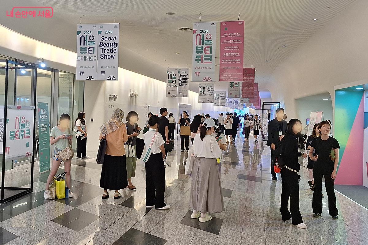 8월 30일까지 열리는 ‘2025 서울뷰티위크’는 세계적 뷰티 산업 페스티벌이다. ©백승훈  
