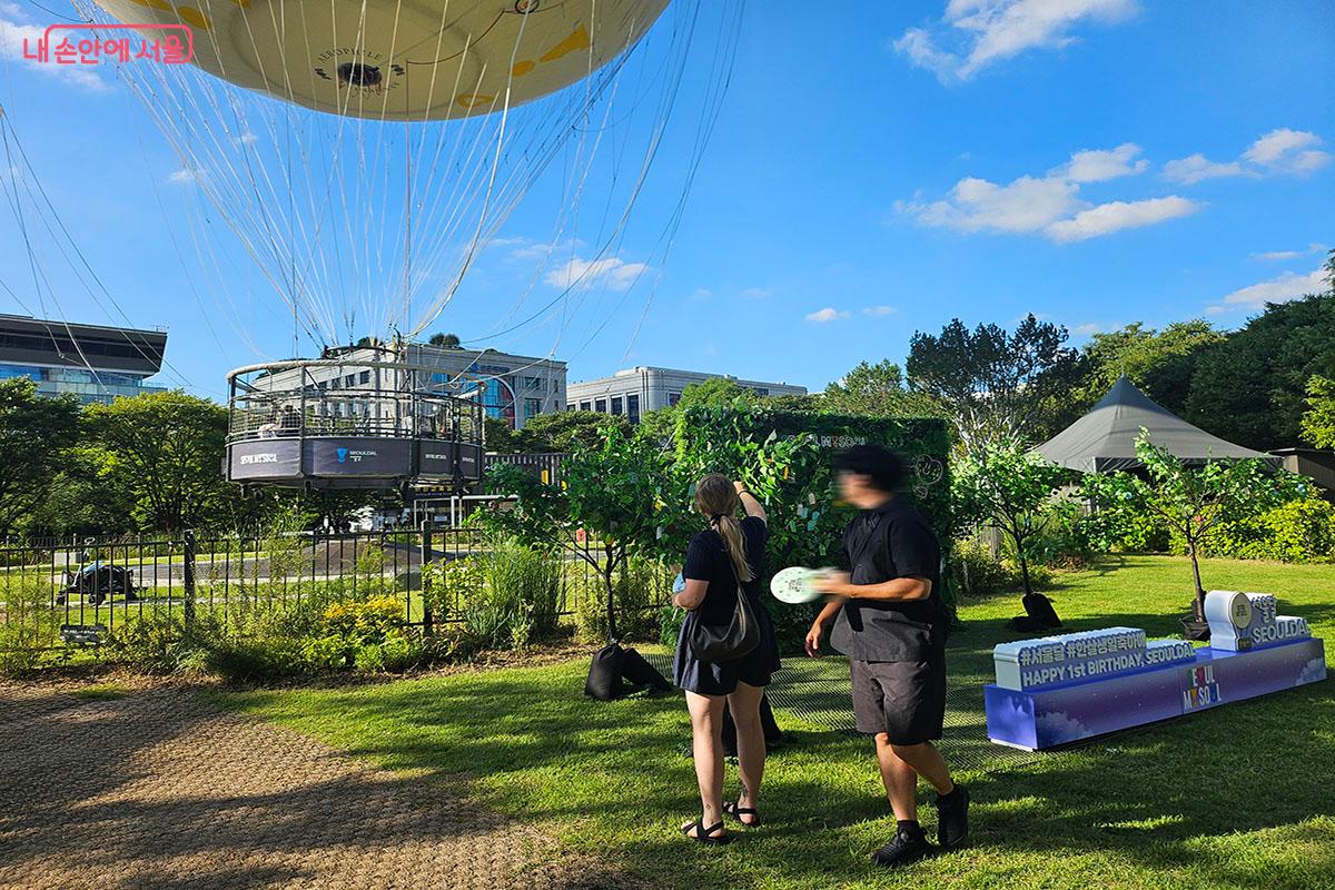 서울달 포토존과 생일 축하 메시지를 걸어두는 나무 ©이정민