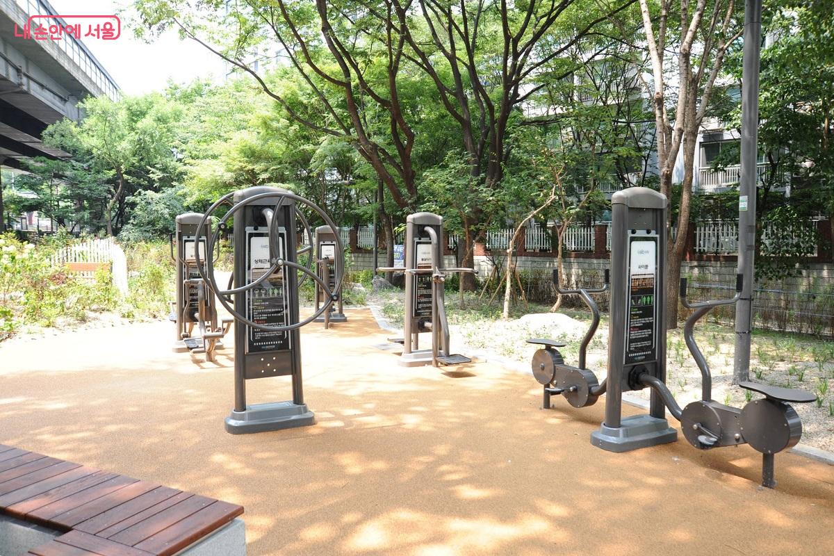 정릉천 내부순환도로 하부 공간에 조성된 체육 시설 ⓒ조수봉