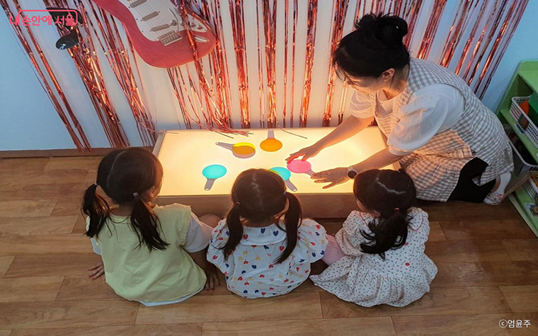 아이가 보다 쉽게 환경에 적응할 수 있도록 시간제 보육에 적합한 전문 프로그램을 운영한다.