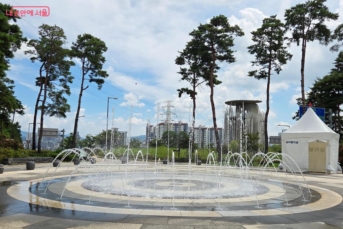원형광장에 바닥분수에서 시원한 물줄기가 하늘로 치솟는다. ©김미선