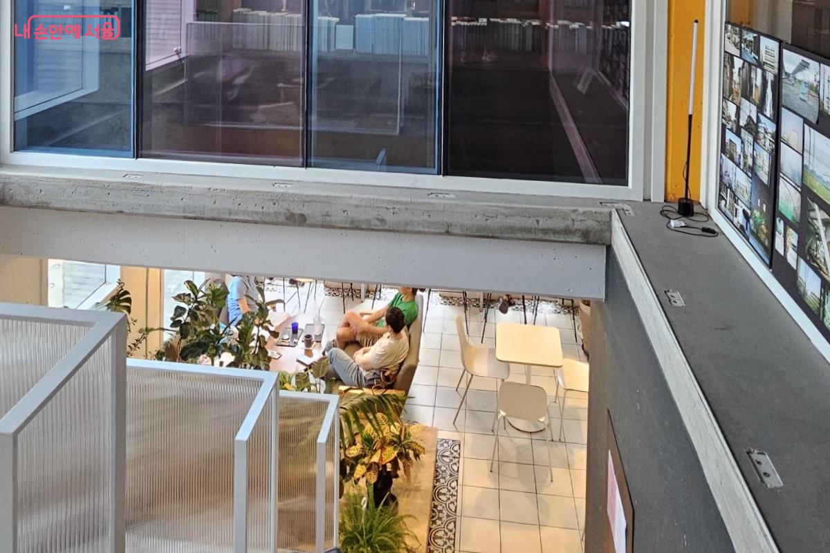 서점 곳곳에 마련되어 있는 책 읽기 좋은 매력 넘치는 공간들 ©최정윤