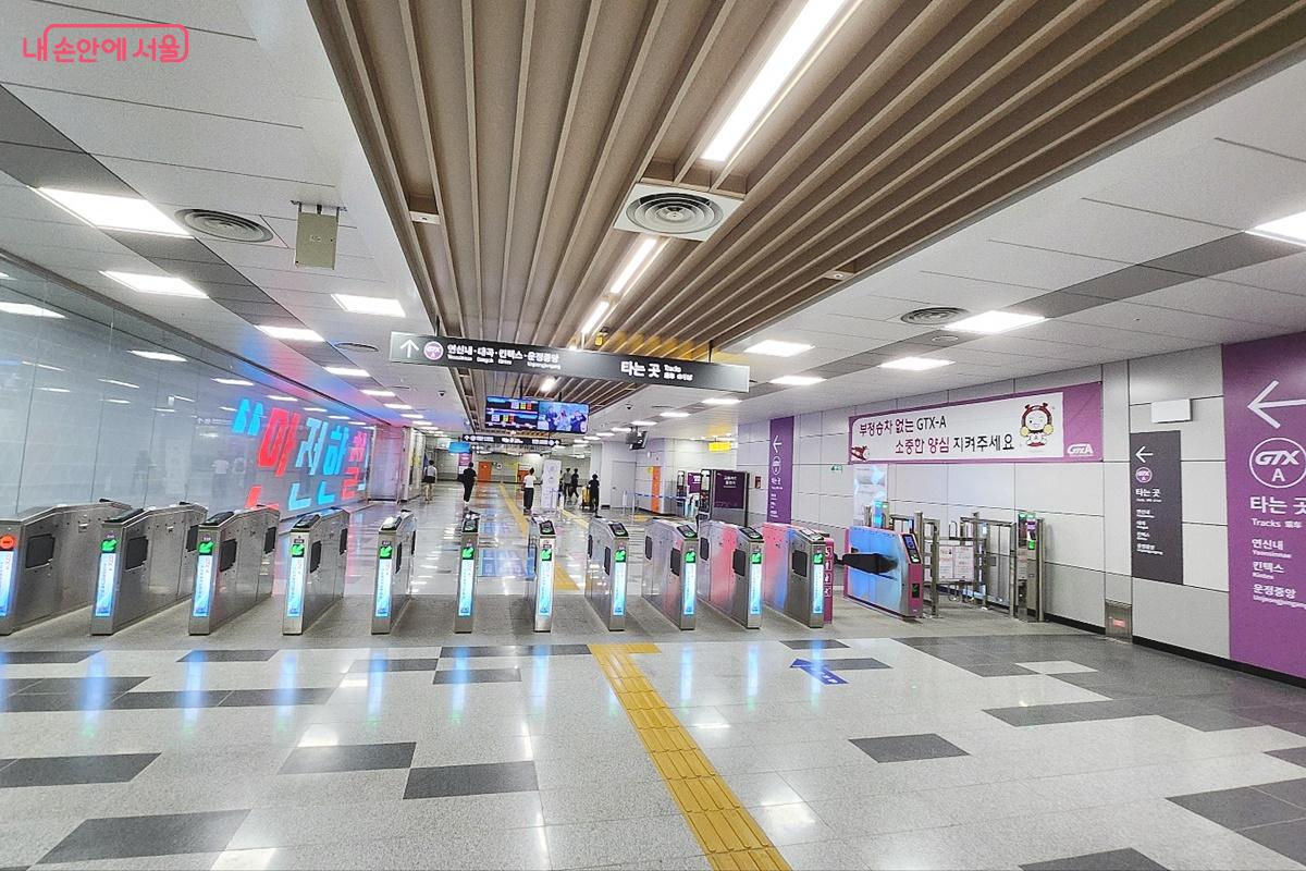 또다시 환승게이트를 통과한다. ©박은영