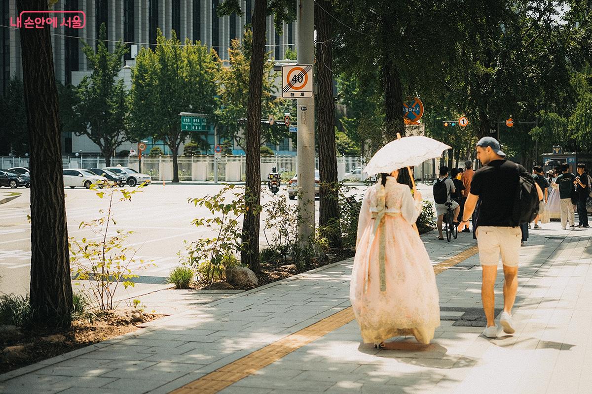 효자로엔 자생수종 식재 및 자연석 배치로 한국 전통 정원을 느낄 수 있는 가로정원이 조성됐다. ©김아름