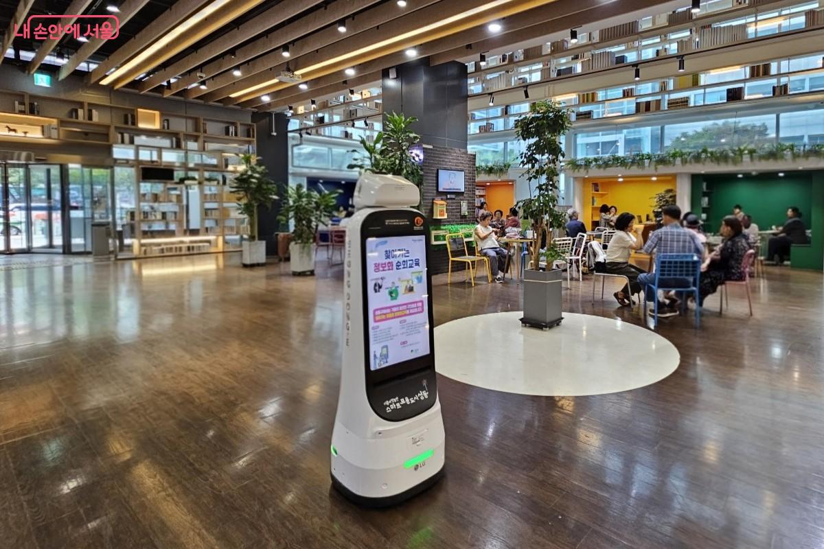 성동책마루도서관을 누비고 다니는 도움로봇 &copy;최정윤