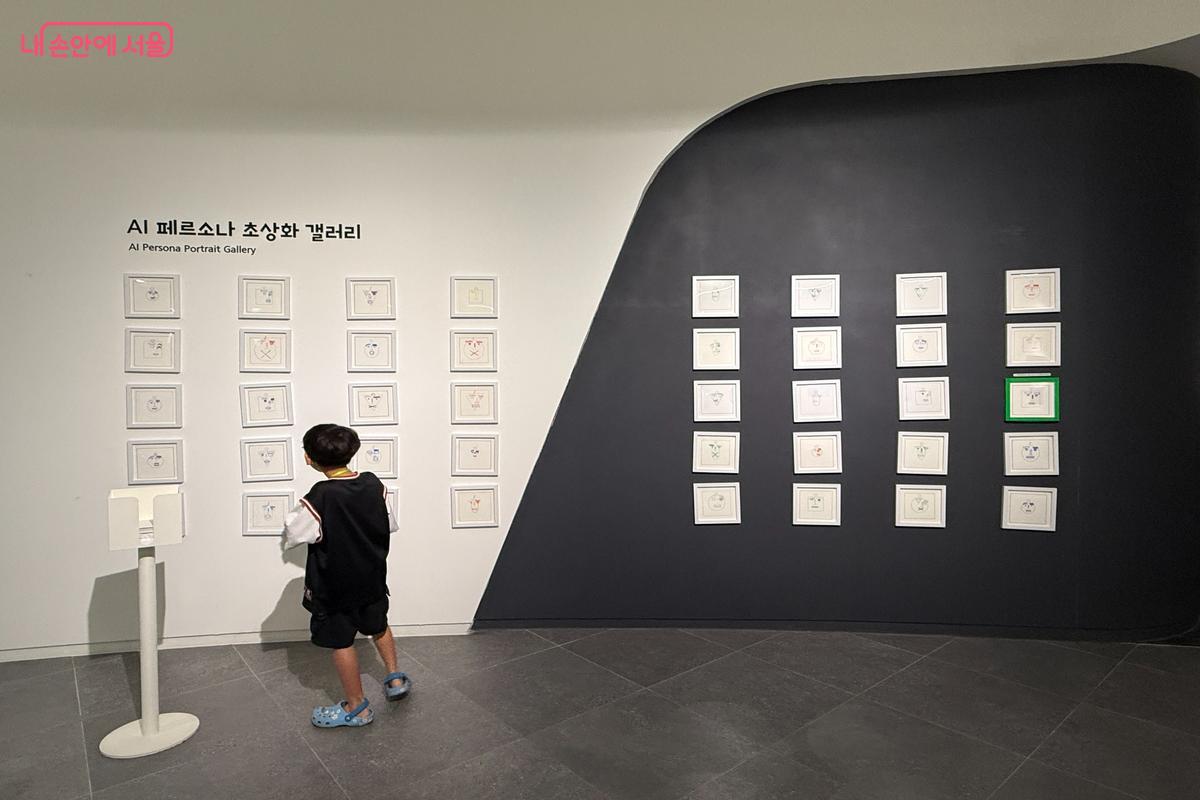 로봇이 그려주는 얼굴 그림 전시 ©이미현