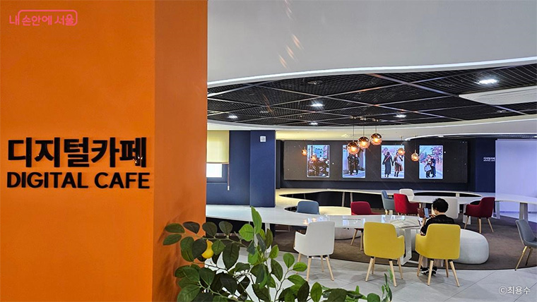 ‘디지털 취약계층의 디지털기기 활용역량 수준’은 고령층, 장애인 모두 전년 대비 상승했다.