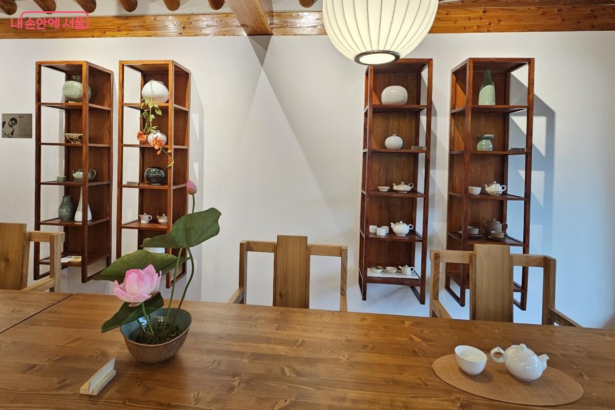 솔빛다락에 김판기 명장의 도자, 이미나 작가의 지화 작품 등이 전시돼 있다. ©최정윤