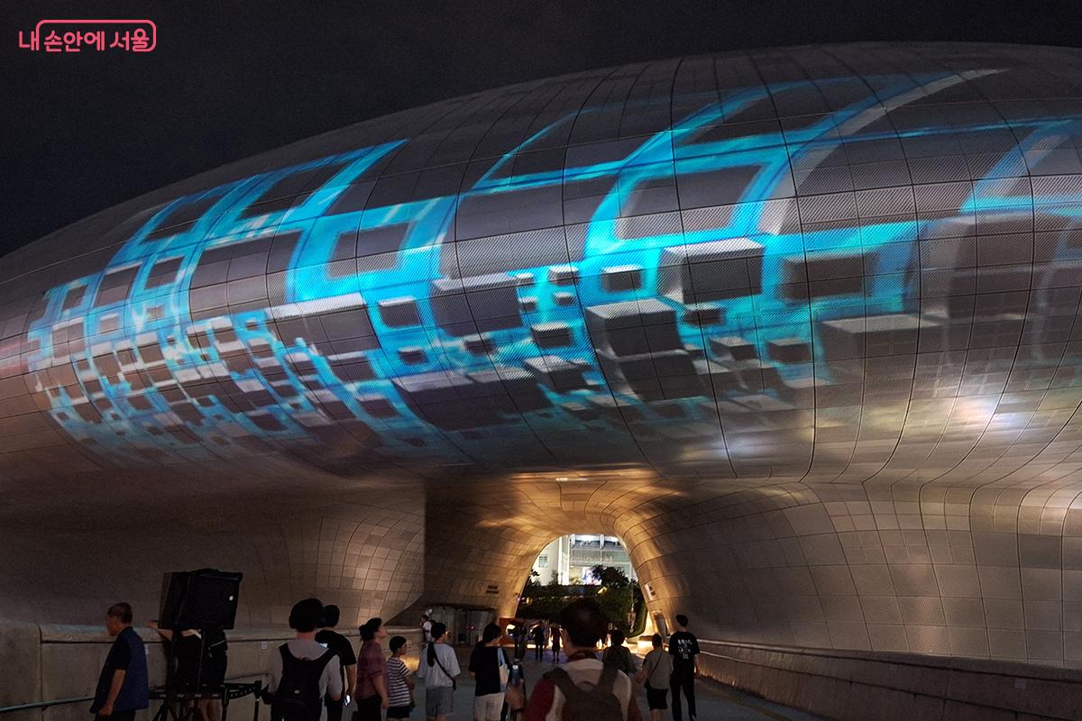 시간을 거슬러 올라온 듯한 레이저 빛의 물결들은 이번 행사의 주제인 'TIMESCAPE: 빛의 결' 의 의미를 잘 보여준다.