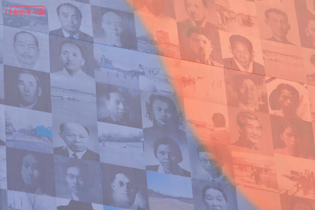 멀리서 보면 하나의 웅장한 태극기이지만 가까이 다가가 자세히 들여다보면 독립유공자들과 현재 서울의 모습이 담긴 수많은 사진들이 모자이크를 이루고 있다. ©정향선