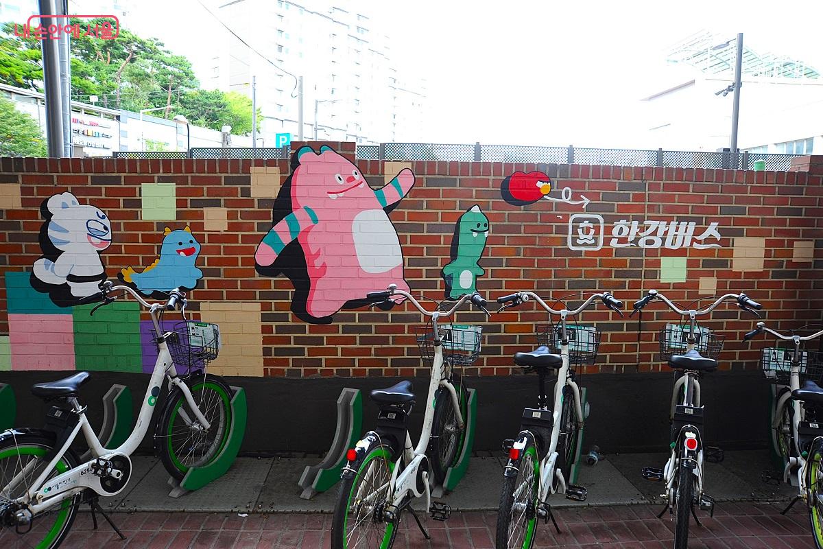 옥수나들목 입구에 설치된 따릉이 대여소 ©조수봉