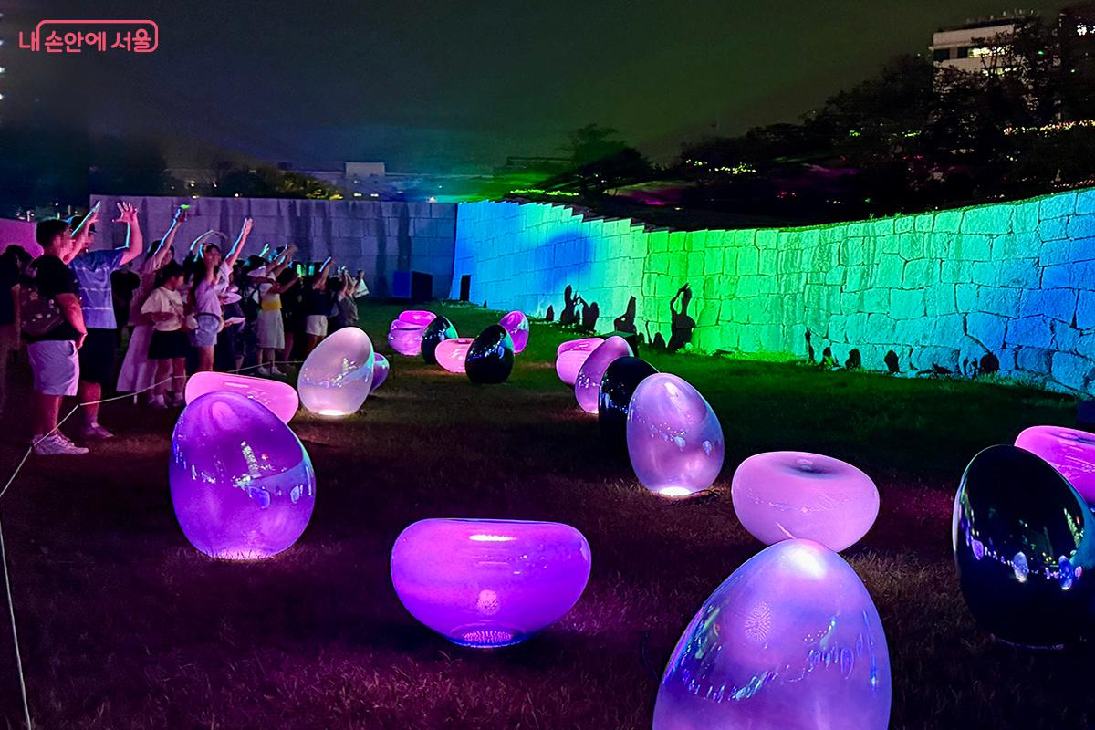 관람객들이 함께 사진을 찍으며 즐거워하고 있다. ©김미정