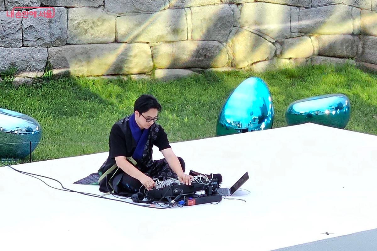 DJ 준곽의 음악과 현대무용, 주얼리와 플라워 아트 연출까지 더해진 사운드 공연 ©이혜숙