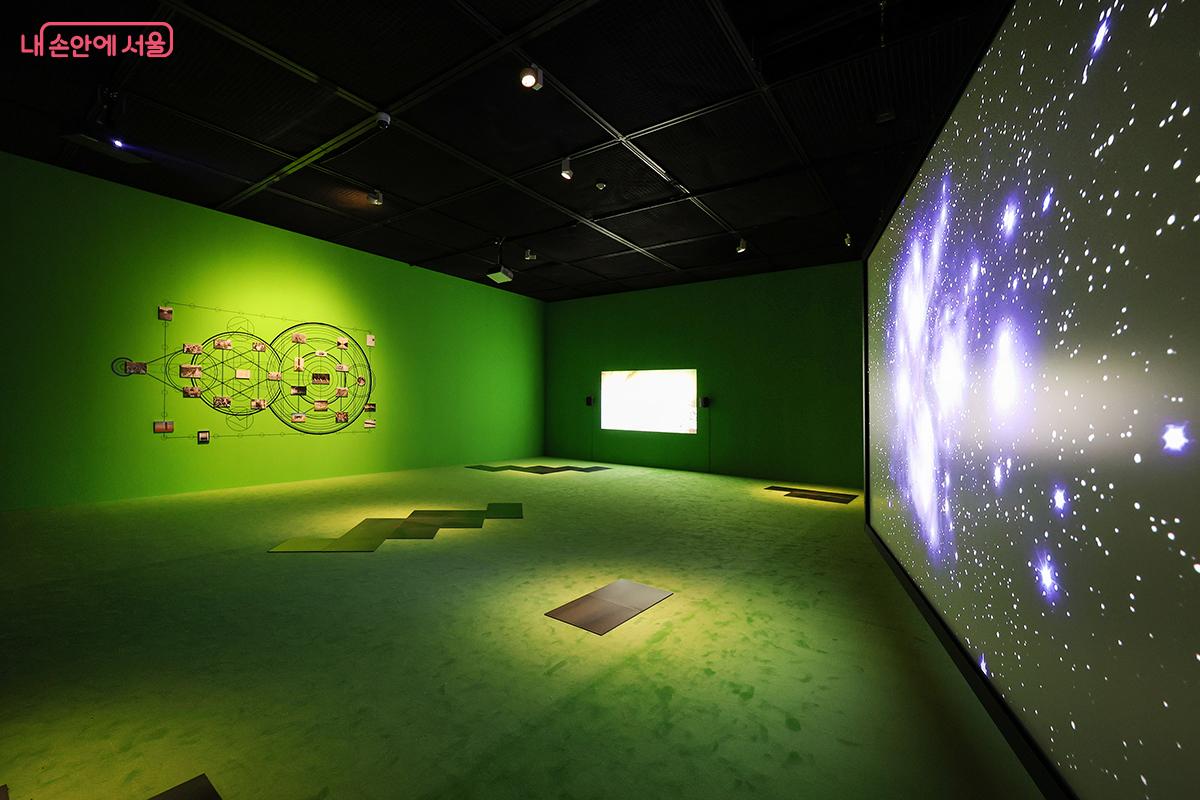 '인주 첸' 작가의 작품은 외계인들이 지구에 와 있다는 상상을 기반으로 만들어졌다. ©김주연