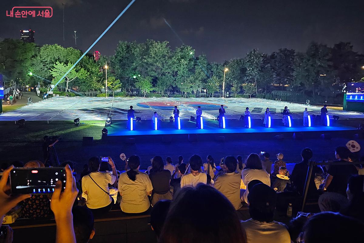 선포식과 함께 불을 밝힌 &lsquo;광복의 바람&rsquo; 점등식은 행사의 피날레를 장식했다. &copy;백승훈