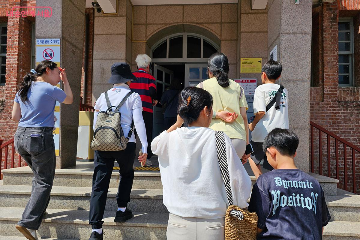 '서대문형무소역사관' 안으로 들어서며 본격적인 역사 투어가 시작된다. ©이혜숙