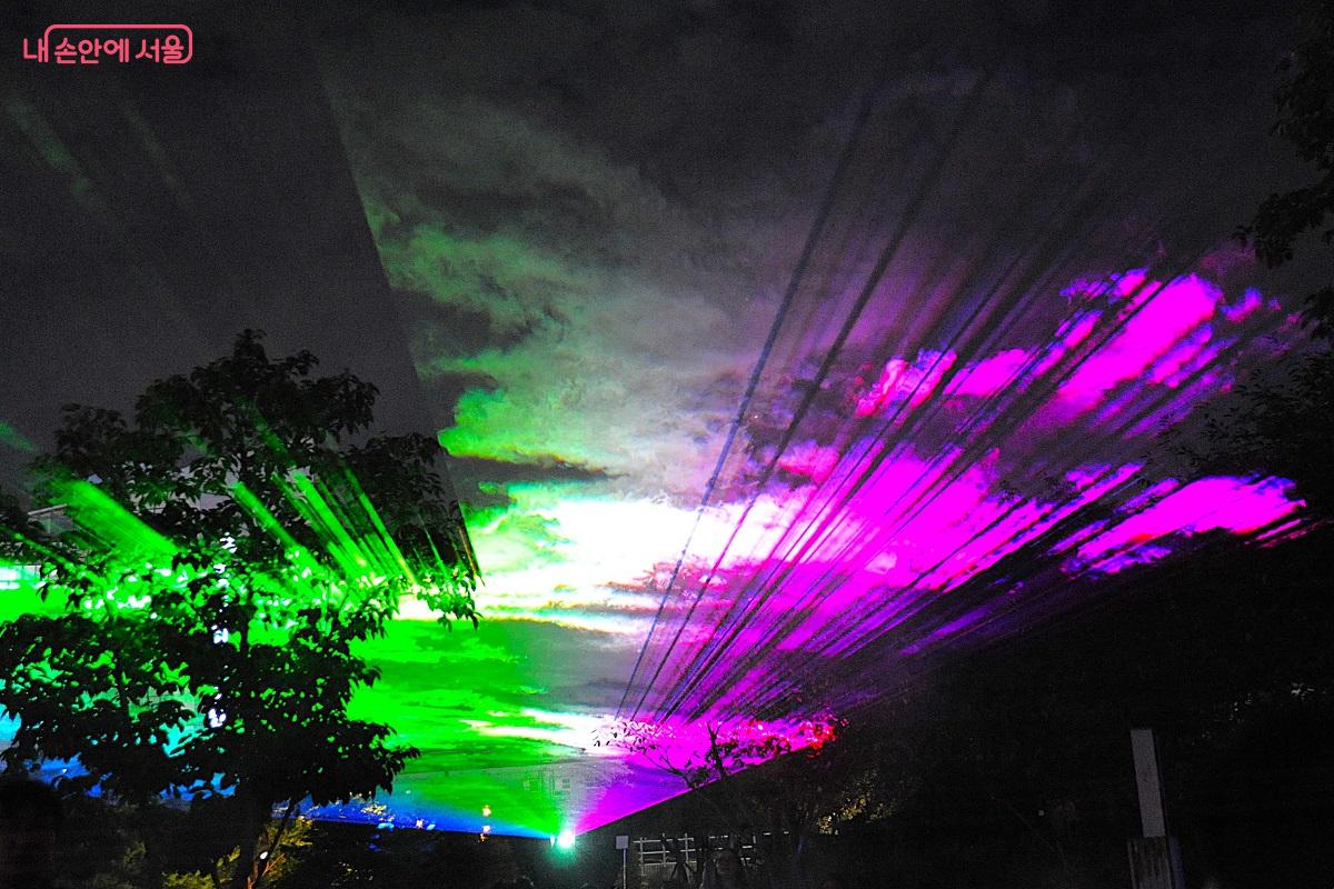 ‘Beam Trace’는 성곽과 잔디밭 위를 대형 레이저와 포그가 입체적으로 교차하는 레이저 아트로 마치 오로라를 보는 듯하다. ©조수봉