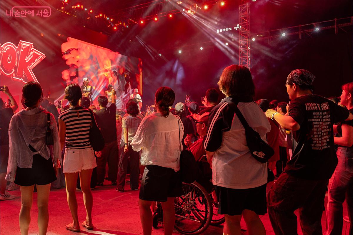 흥겨운 음악에 휠체어에 앉은 관객마저 몸을 흔들며 춤을 춘다. ⓒ장신자